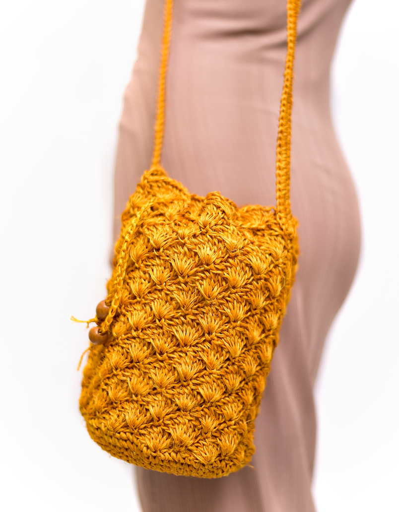 Mochila Abanico, bolso artesanal tejido a mano con material de fique por artesanos de Santander, Colombia. Su diseño único, inspirado en los abanicos tradicionales, combina un toque rústico y sofisticado. Ideal para quienes buscan moda auténtica, ecológica y con historia, esta mochila fusiona elegancia, tradición y sostenibilidad en cada detalle.