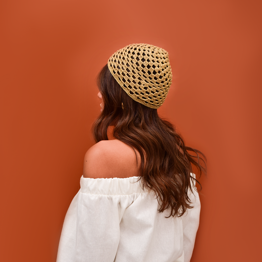 Gorro Cristal artesanal, tejido a mano con hilos de seda brillante por la comunidad Wayuu en Colombia. Diseño único que refleja el mestizaje cultural y la habilidad de sus artesanas.