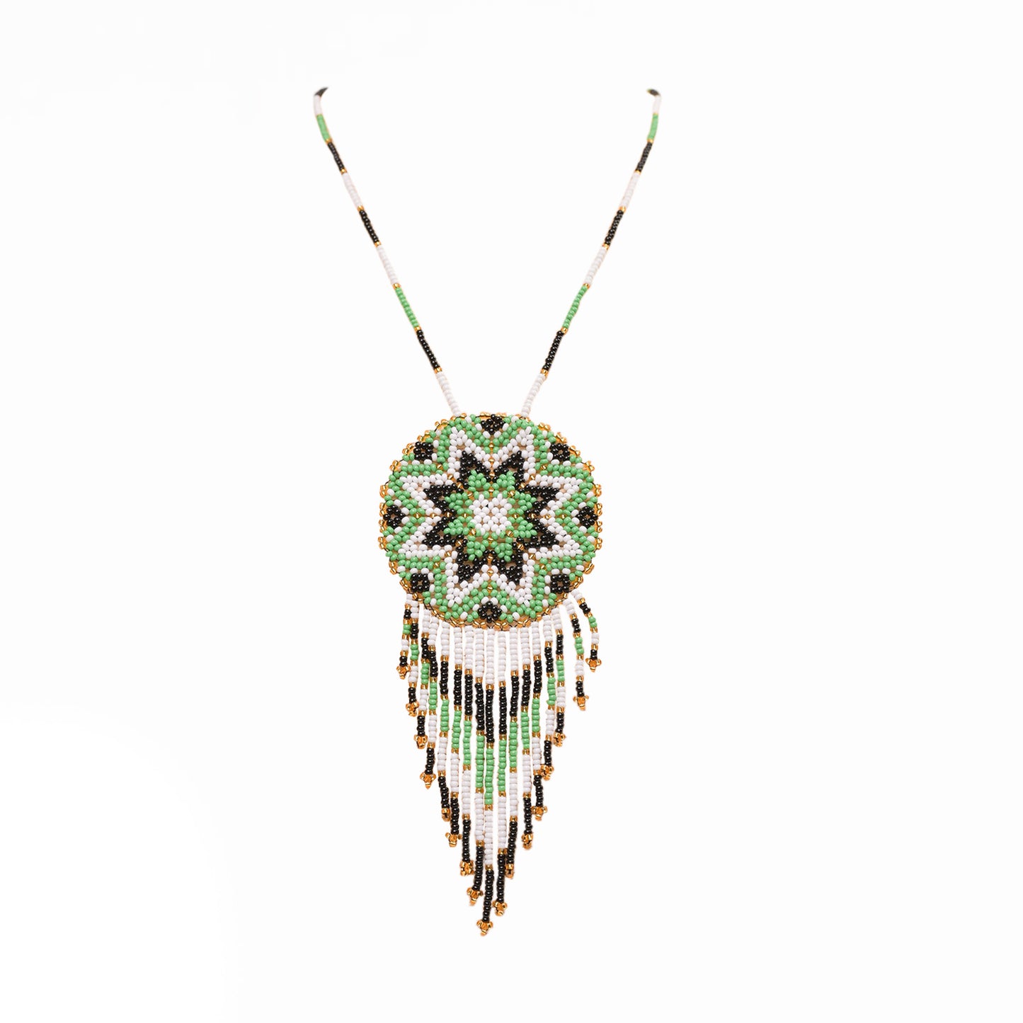 Collar Mandala artesanal, tejido a mano con chaquira mostacilla por la comunidad Emberá en Colombia. Diseño inspirado en el mandala, símbolo de armonía y espiritualidad.