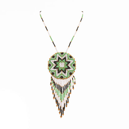 Collar Mandala artesanal, tejido a mano con chaquira mostacilla por la comunidad Emberá en Colombia. Diseño inspirado en el mandala, símbolo de armonía y espiritualidad.