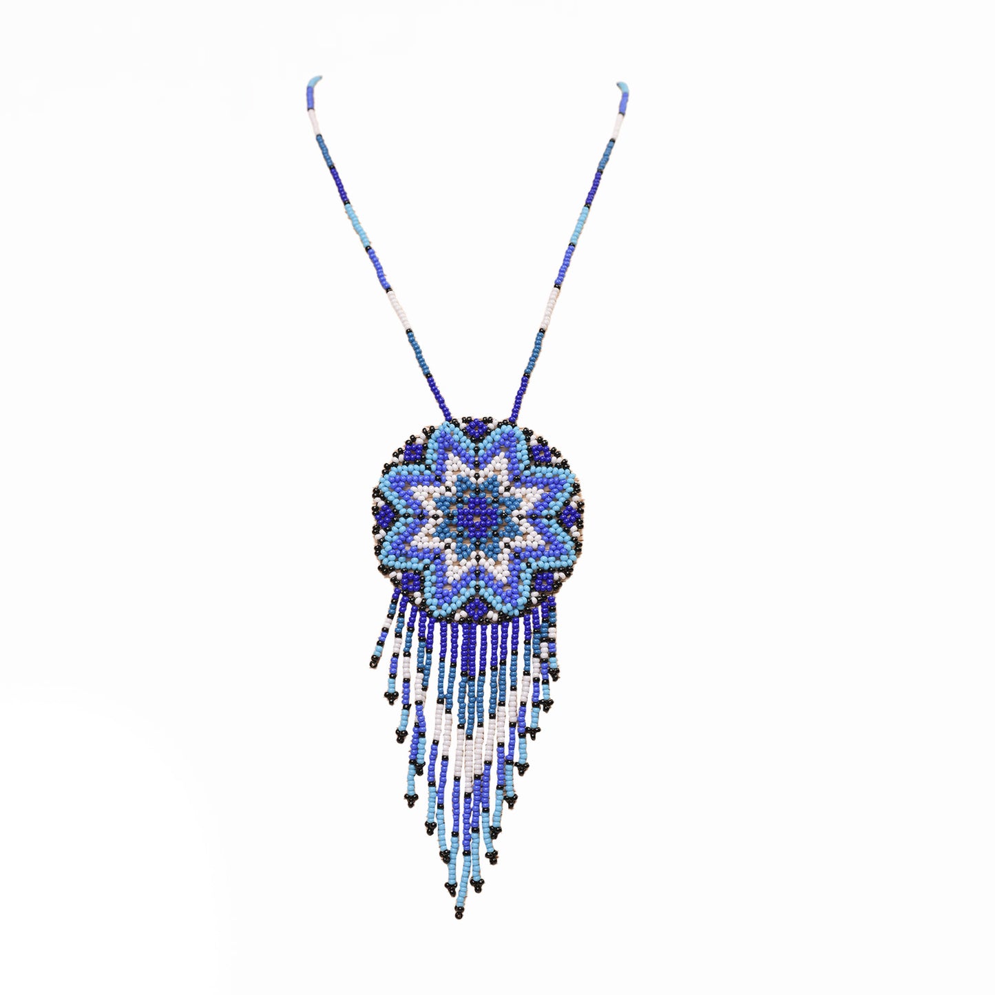 Collar Mandala artesanal, tejido a mano con chaquira mostacilla por la comunidad Emberá en Colombia. Diseño inspirado en el mandala, símbolo de armonía y espiritualidad.