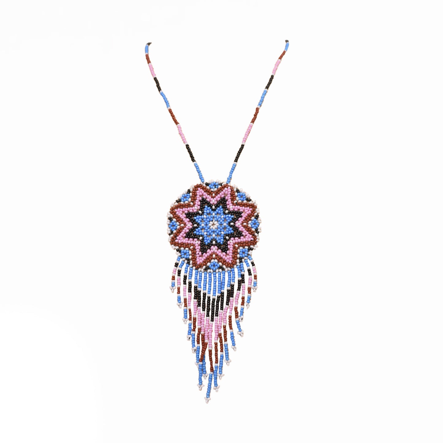Collar Mandala artesanal, tejido a mano con chaquira mostacilla por la comunidad Emberá en Colombia. Diseño inspirado en el mandala, símbolo de armonía y espiritualidad.