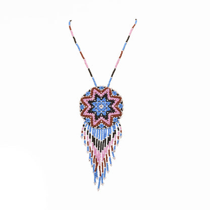 Collar Mandala artesanal, tejido a mano con chaquira mostacilla por la comunidad Emberá en Colombia. Diseño inspirado en el mandala, símbolo de armonía y espiritualidad.