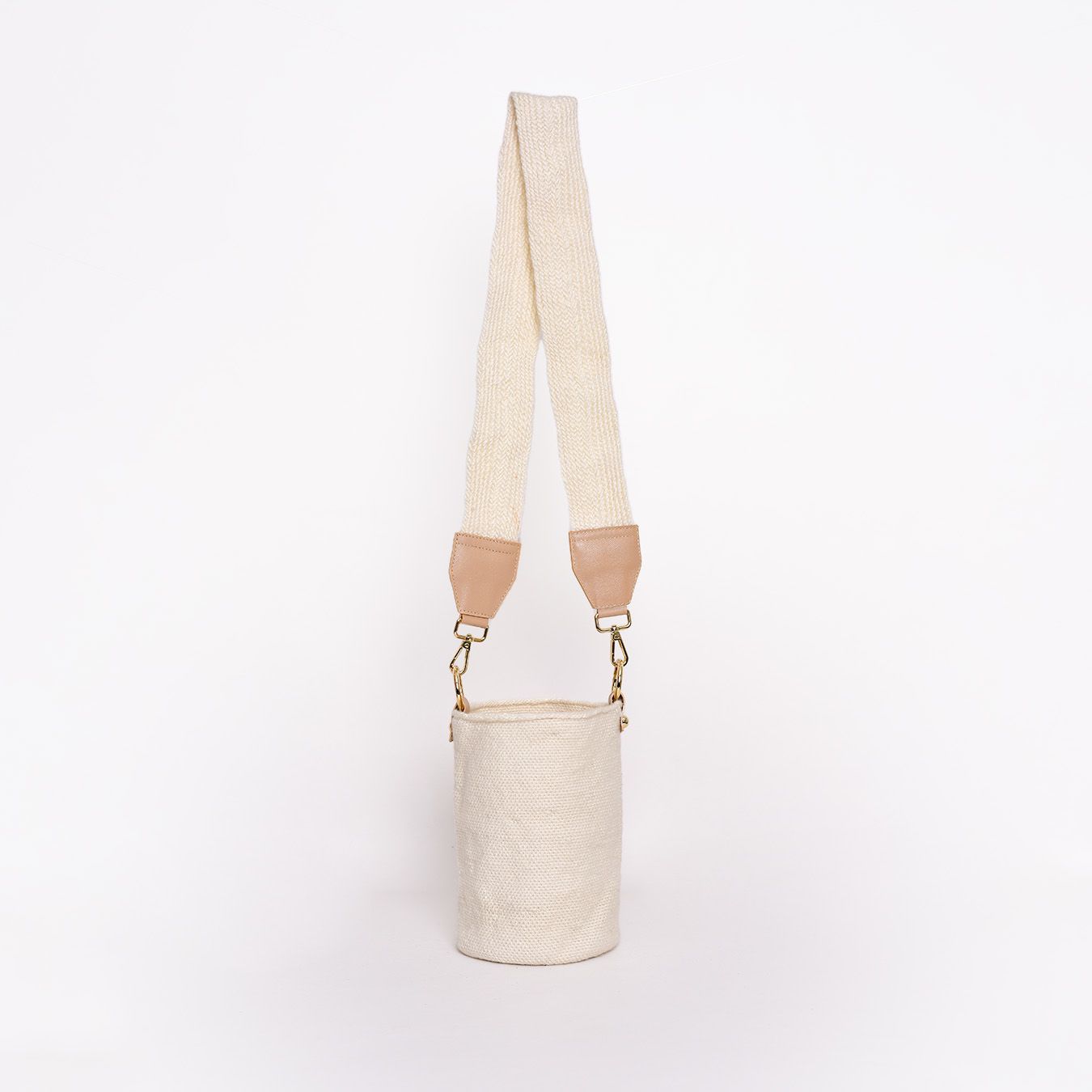 Mochila Carmen, mini mochila artesanal hecha a mano por artesanos Kankuamos en Colombia. Combina tejido artesanal con detalles en cuero y herrajes de alta calidad, fusionando tradición y modernidad en un diseño elegante y funcional. Ideal para quienes buscan un accesorio auténtico, práctico y sofisticado.