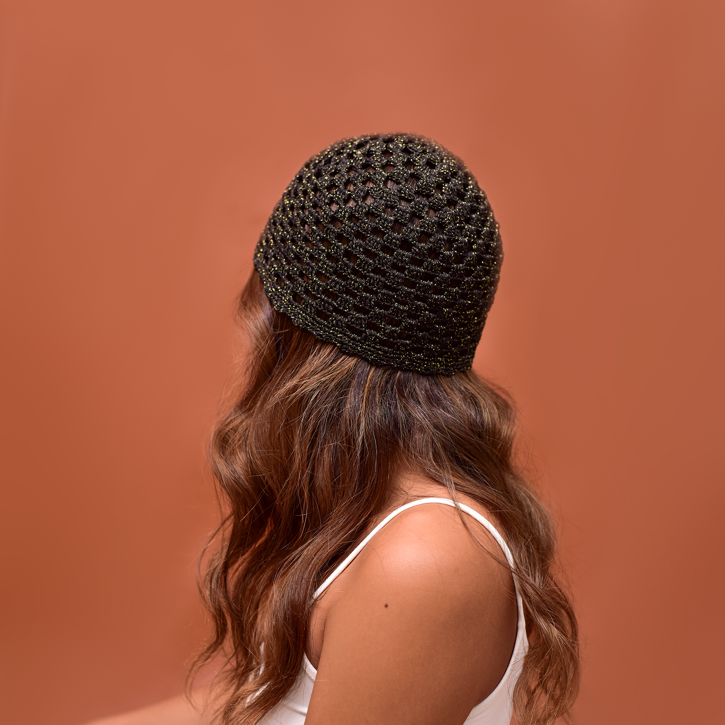 Gorro Cristal artesanal, tejido a mano con hilos de seda brillante por la comunidad Wayuu en Colombia. Diseño único que refleja el mestizaje cultural y la habilidad de sus artesanas.