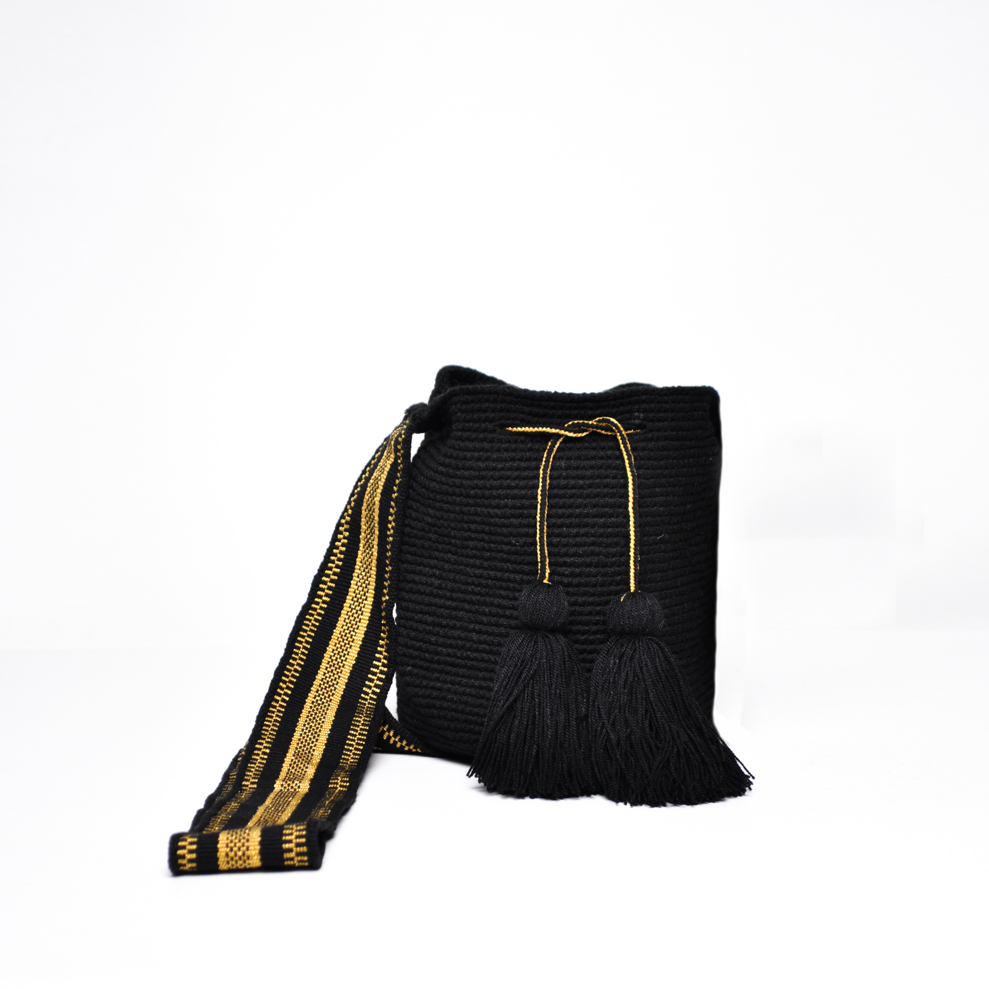 Mochila Sami, mini mochila Wayuu hecha a mano por artesanas de la comunidad Wayuu en La Guajira, Colombia. Tejida con hilos brillantes, su diseño delicado y sofisticado se complementa con una asa larga que aporta un toque elegante y versátil. 