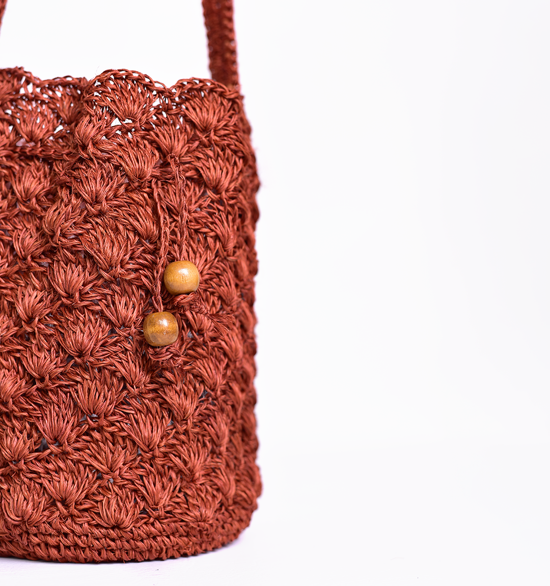 Mochila Abanico, bolso artesanal tejido a mano con material de fique por artesanos de Santander, Colombia. Su diseño único, inspirado en los abanicos tradicionales, combina un toque rústico y sofisticado. Ideal para quienes buscan moda auténtica, ecológica y con historia, esta mochila fusiona elegancia, tradición y sostenibilidad en cada detalle.