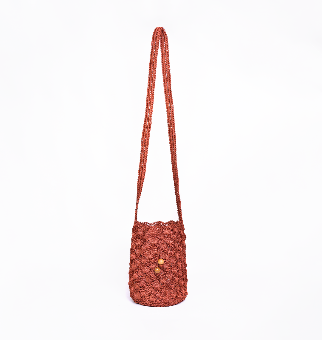 Mochila Abanico, bolso artesanal tejido a mano con material de fique por artesanos de Santander, Colombia. Su diseño único, inspirado en los abanicos tradicionales, combina un toque rústico y sofisticado. Ideal para quienes buscan moda auténtica, ecológica y con historia, esta mochila fusiona elegancia, tradición y sostenibilidad en cada detalle.