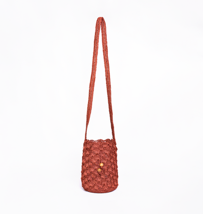 Mochila Abanico, bolso artesanal tejido a mano con material de fique por artesanos de Santander, Colombia. Su diseño único, inspirado en los abanicos tradicionales, combina un toque rústico y sofisticado. Ideal para quienes buscan moda auténtica, ecológica y con historia, esta mochila fusiona elegancia, tradición y sostenibilidad en cada detalle.