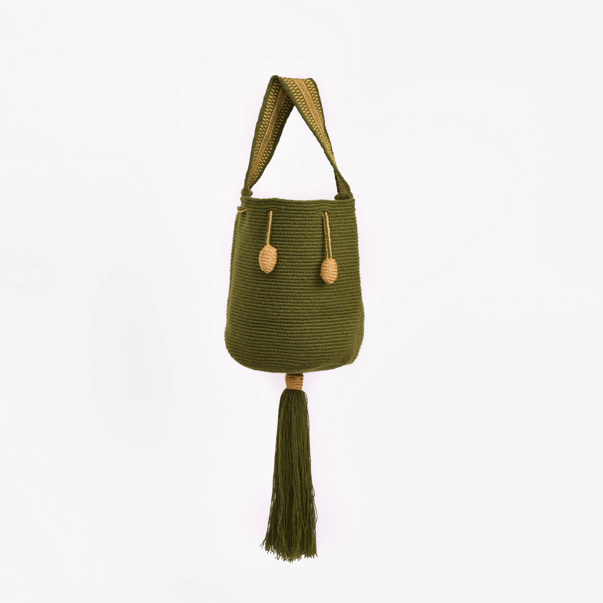 Mochila Tara Wayuu artesanal color verde militar, tejida a mano con hilos de algodón y seda dorada en el norte de Colombia. Mini mochila de diseño monocromático, con textura destacada, gasa corta, cordón ajustable y bailarina colgante. Fusión de tradición y elegancia contemporánea. Mochila Wayuu, mochila de fiesta, bolso wayuu, bolso de fiesta.
