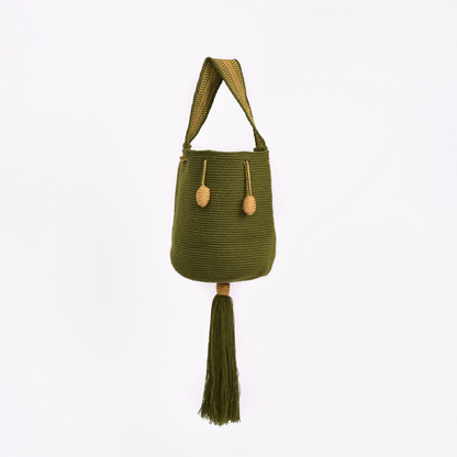 Mochila Tara Wayuu artesanal color verde militar, tejida a mano con hilos de algodón y seda dorada en el norte de Colombia. Mini mochila de diseño monocromático, con textura destacada, gasa corta, cordón ajustable y bailarina colgante. Fusión de tradición y elegancia contemporánea. Mochila Wayuu, mochila de fiesta, bolso wayuu, bolso de fiesta.