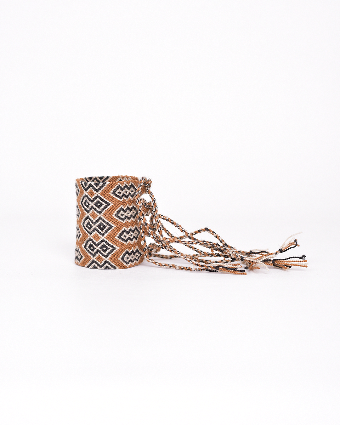 Pulsera Wayuu tejida a mano con cuatro vueltas de hilos de algodón, destacando por su diseño colorido y artesanal.
